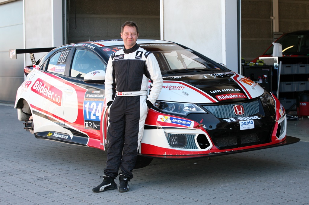 Martin Jensen kører sammen med Marcus Påverud hos Insight Racing, og de fik relativt hurtigt sat bedste tid og så var det bare at vente på løbets start i eftermiddag. Martin fortæller at opgaven i denne weekend er at få kørt noget erfaring ind med den nye bil.
(Foto: Motorsporten.dk)